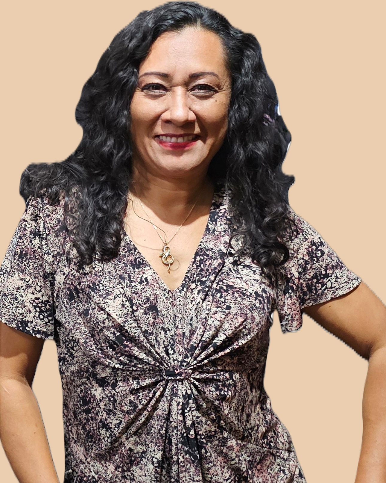 Retrato profesional de la Psic. Maricela Carnalla Delgado en su consultorio